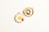 Daisy Flower Charm With Ladybug Accent, 20x17mm - 5 pieces (1532)