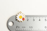 Daisy Flower Charm With Ladybug Accent, 20x17mm - 5 pieces (1532)