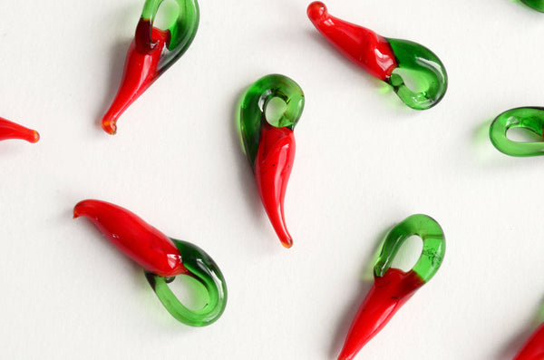 Red Chili Charms, Glass Pendants, 14-17mm - 10 pieces (987)